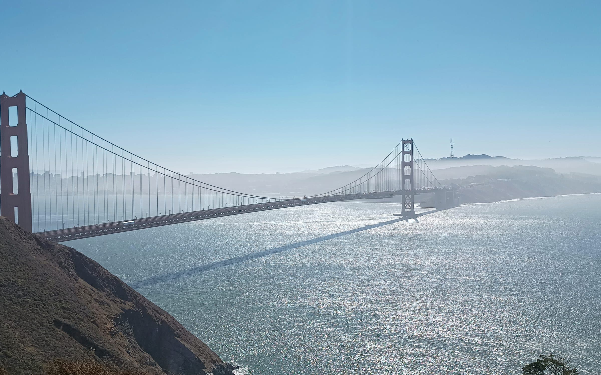 El puente Golden Gate desde el mirador norte, con niebla sobre la bahía de San Francisco, 3 de octubre de 2024