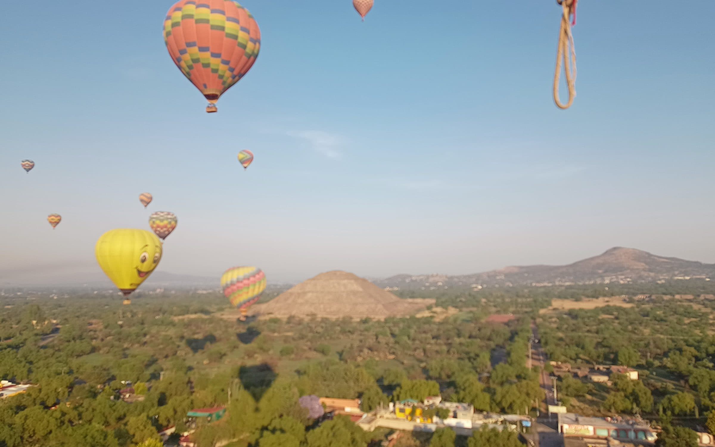 Globos aerostáticos sobre el valle de Teotihuacán al amanecer, abril de 2023