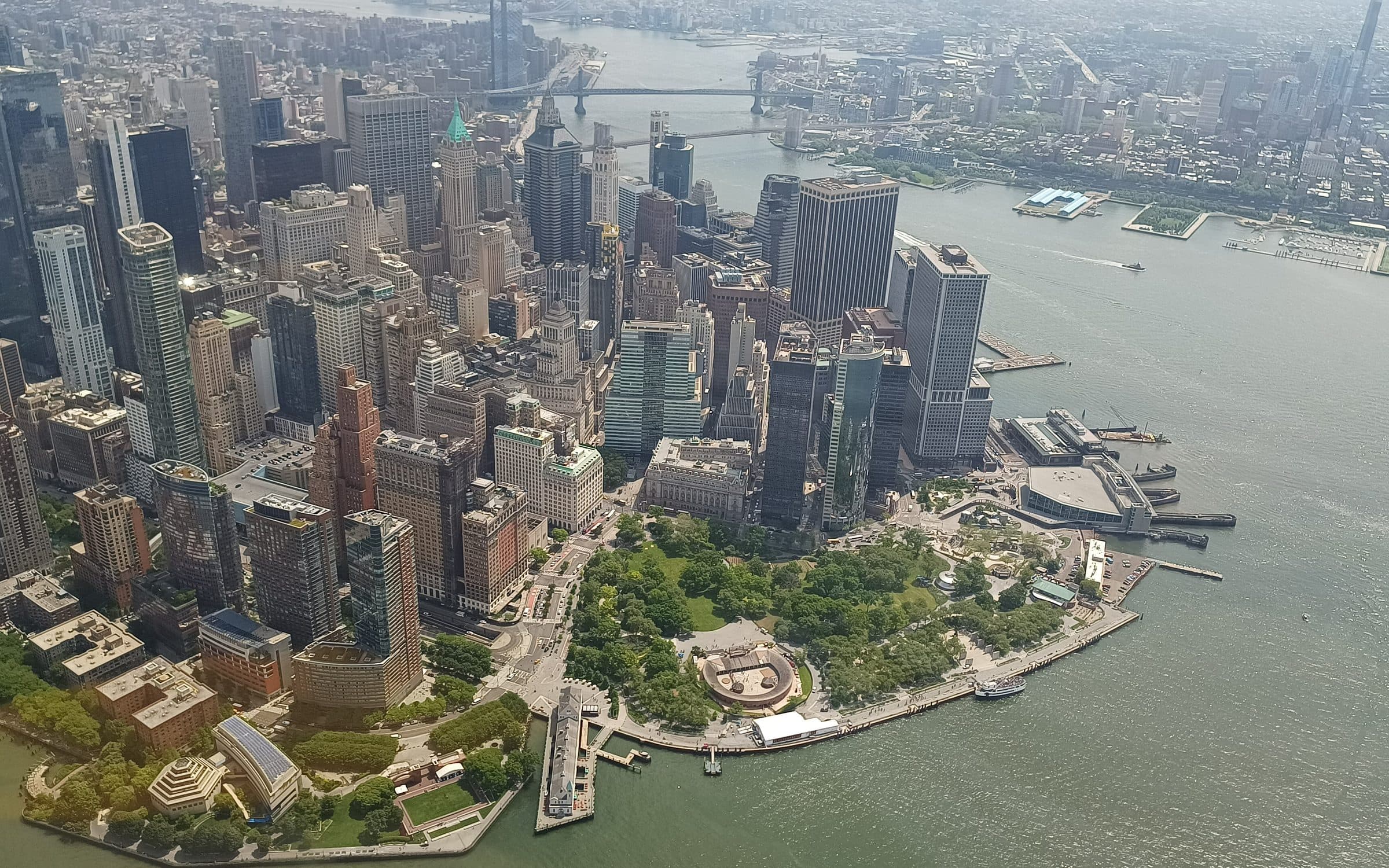 La punta de Manhattan vista desde el helicóptero, con Battery Park y los muelles del Hudson, 27 de mayo de 2022