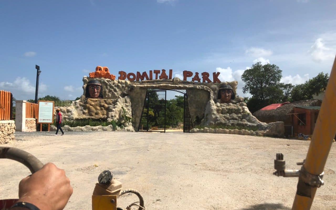 La entrada al parque de buggies, vista desde el buggy, agosto de 2021