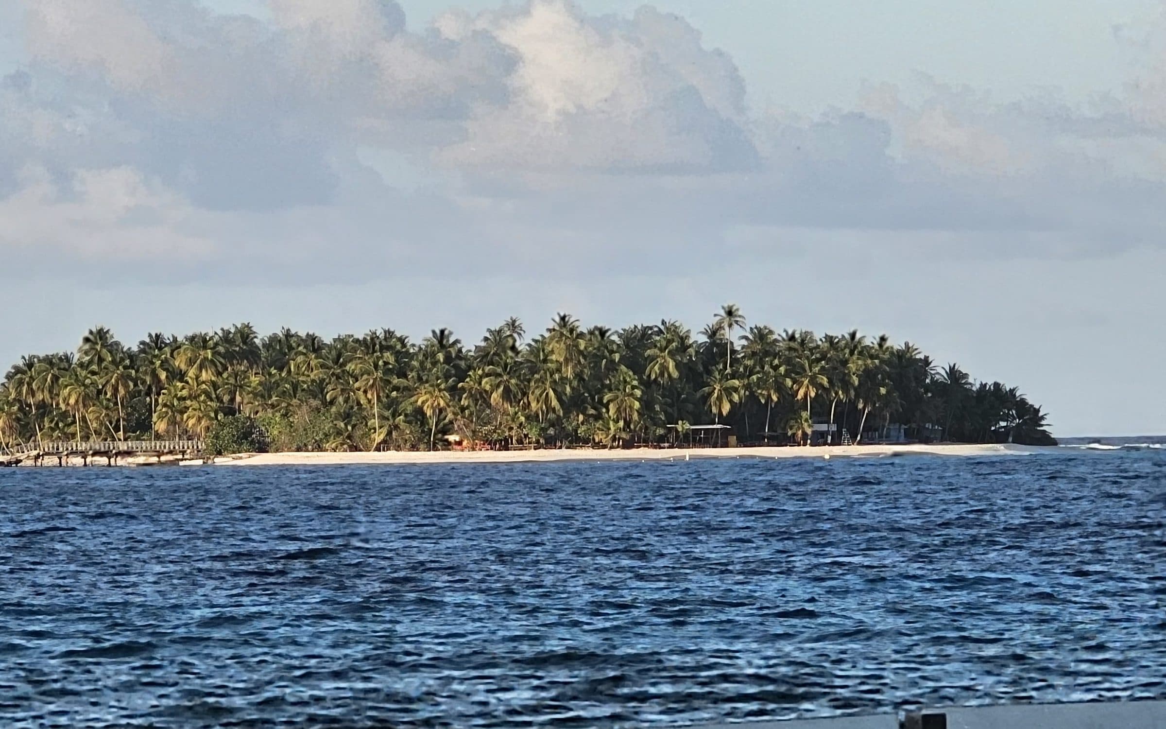 Un cayo de palmeras visto desde el mar, en San Andrés, abril de 2025