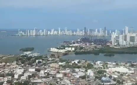Cartagena desde el aire al llegar, con la bahía y el skyline de Bocagrande al fondo, 24 de noviembre de 2022