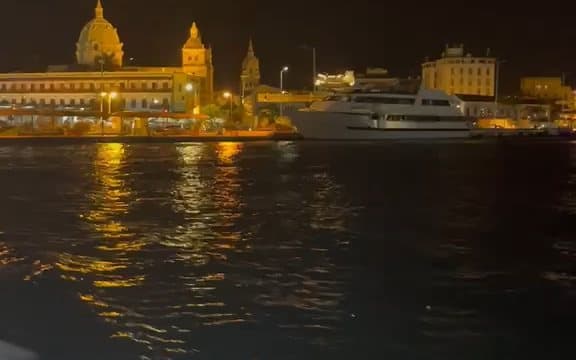 El Centro de Convenciones y la ciudad amurallada vistos desde el agua de noche, noviembre de 2022