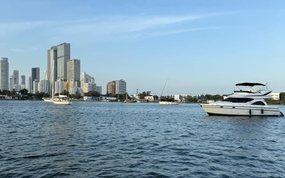 La bahía de Cartagena con los yates y el skyline de Bocagrande al fondo, noviembre de 2022
