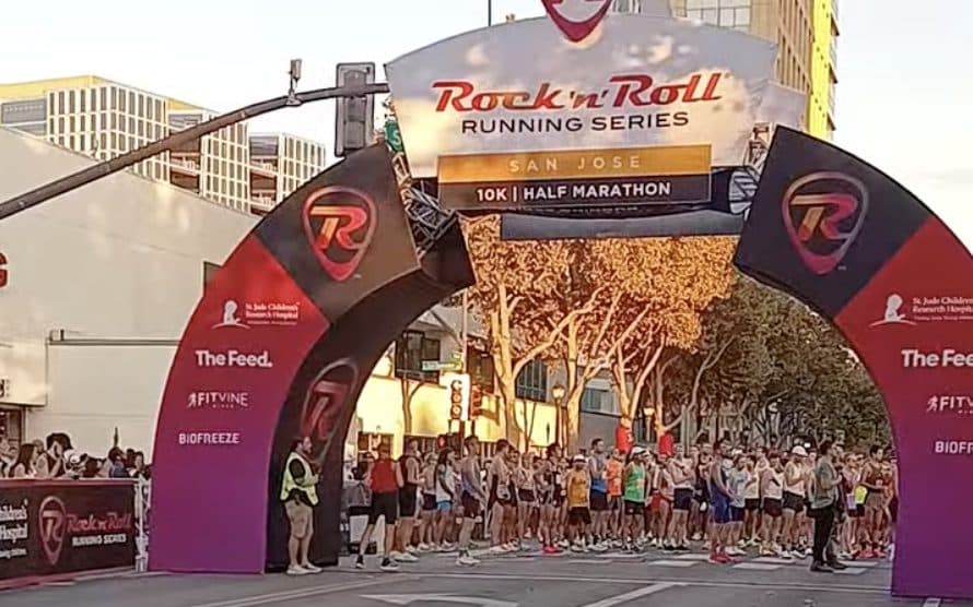 El arco de salida de la Rock 'n' Roll Running Series en San José, con el pelotón antes de arrancar, 6 de octubre de 2024