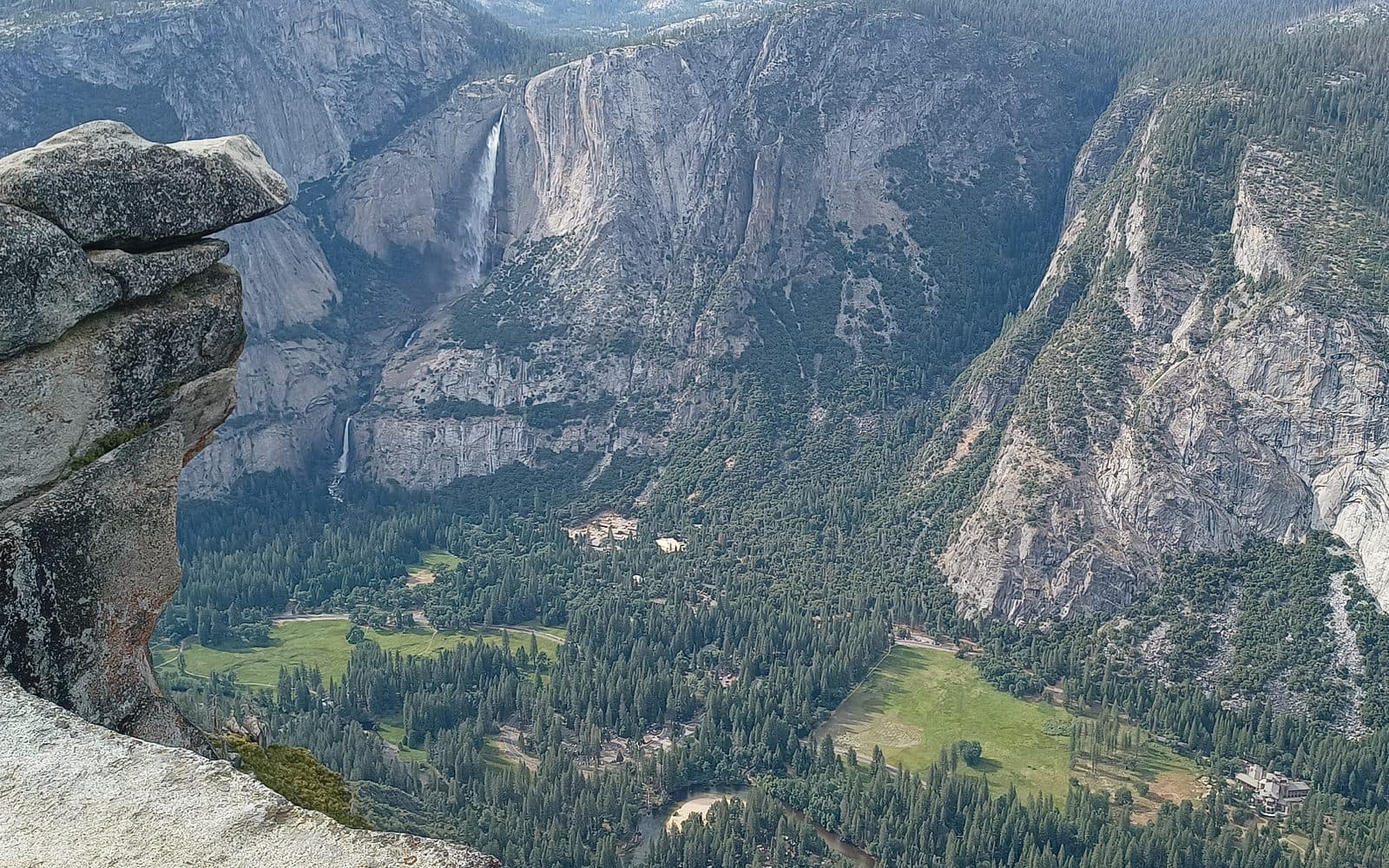 Las Yosemite Falls vistas desde Glacier Point, con la roca volada en primer plano, 7 de octubre de 2024