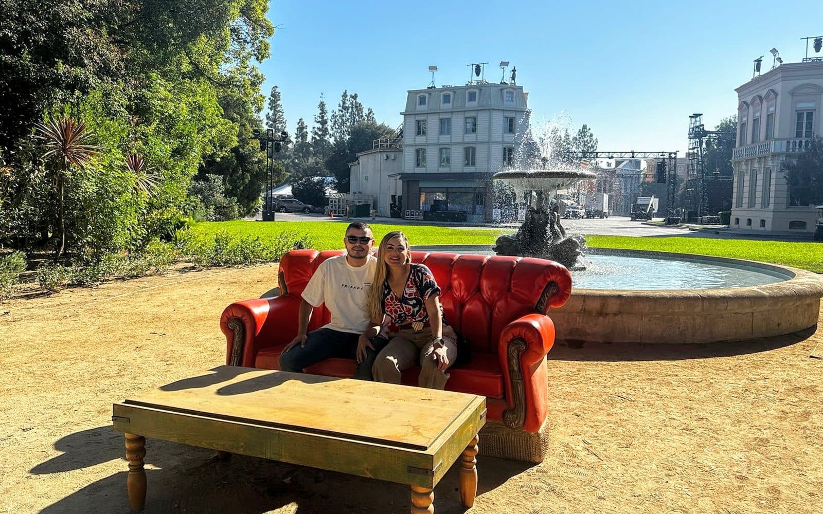 El sofá de Friends frente a la fuente en el tour de Warner Bros Studios, Burbank, 8 de octubre de 2024