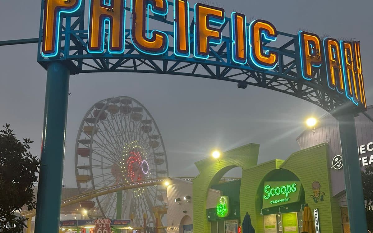 La entrada de Pacific Park en el muelle de Santa Mónica, de noche, octubre de 2024