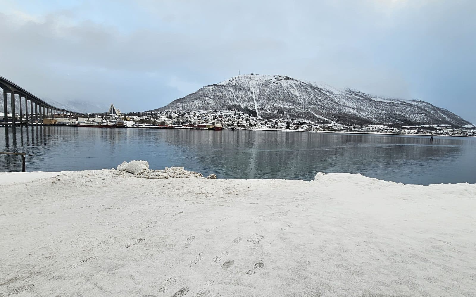 El fiordo helado de Tromsø, dentro del círculo polar ártico, febrero de 2026