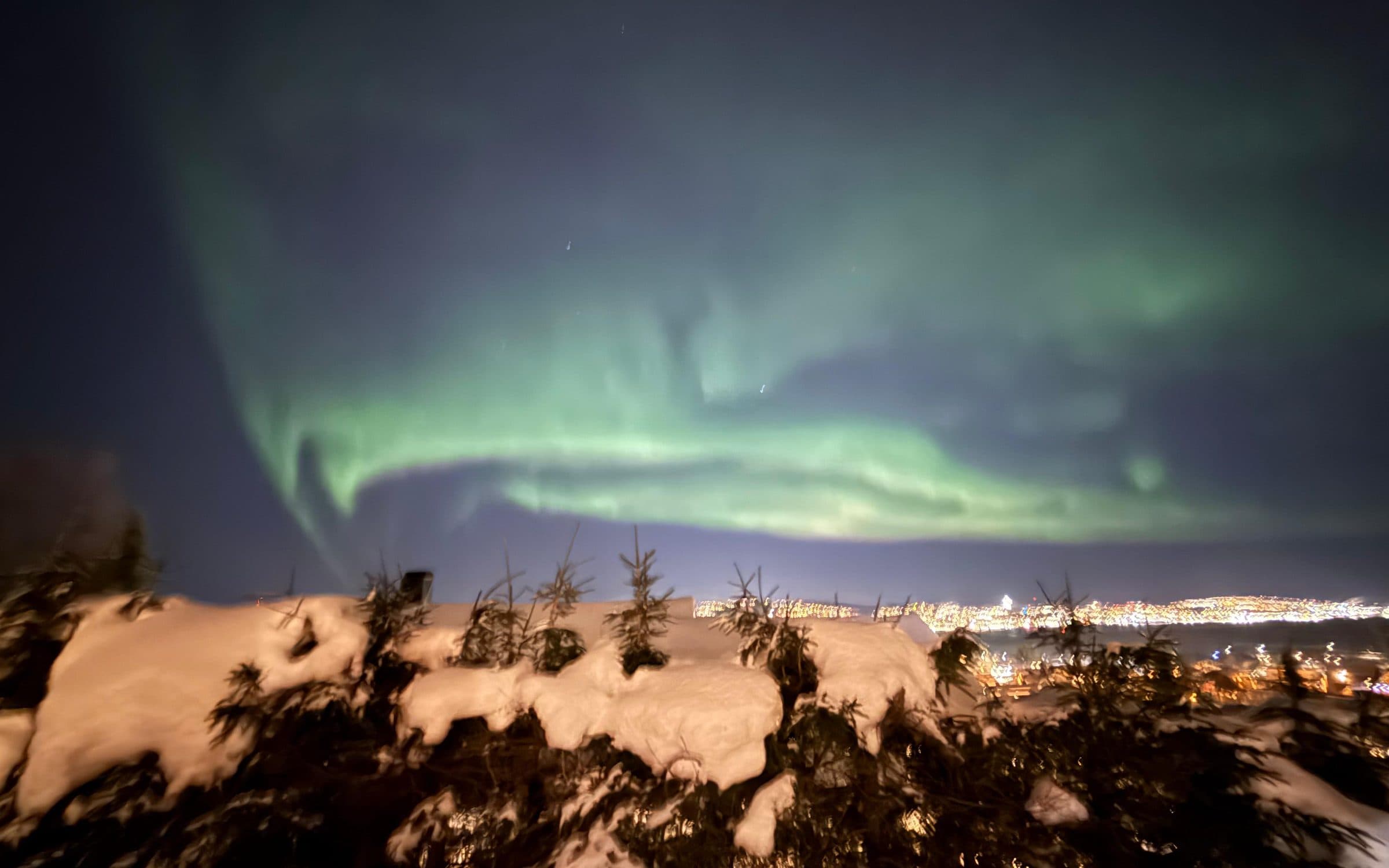 Una aurora boreal sobre la nieve en las afueras de Tromsø, Noruega, febrero de 2026