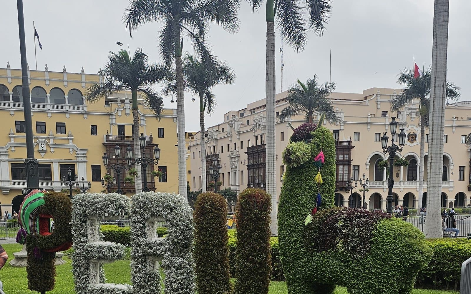 La Plaza Mayor de Lima, con el letrero vegetal de Perú y el Palacio Municipal al fondo, 7 de junio de 2026