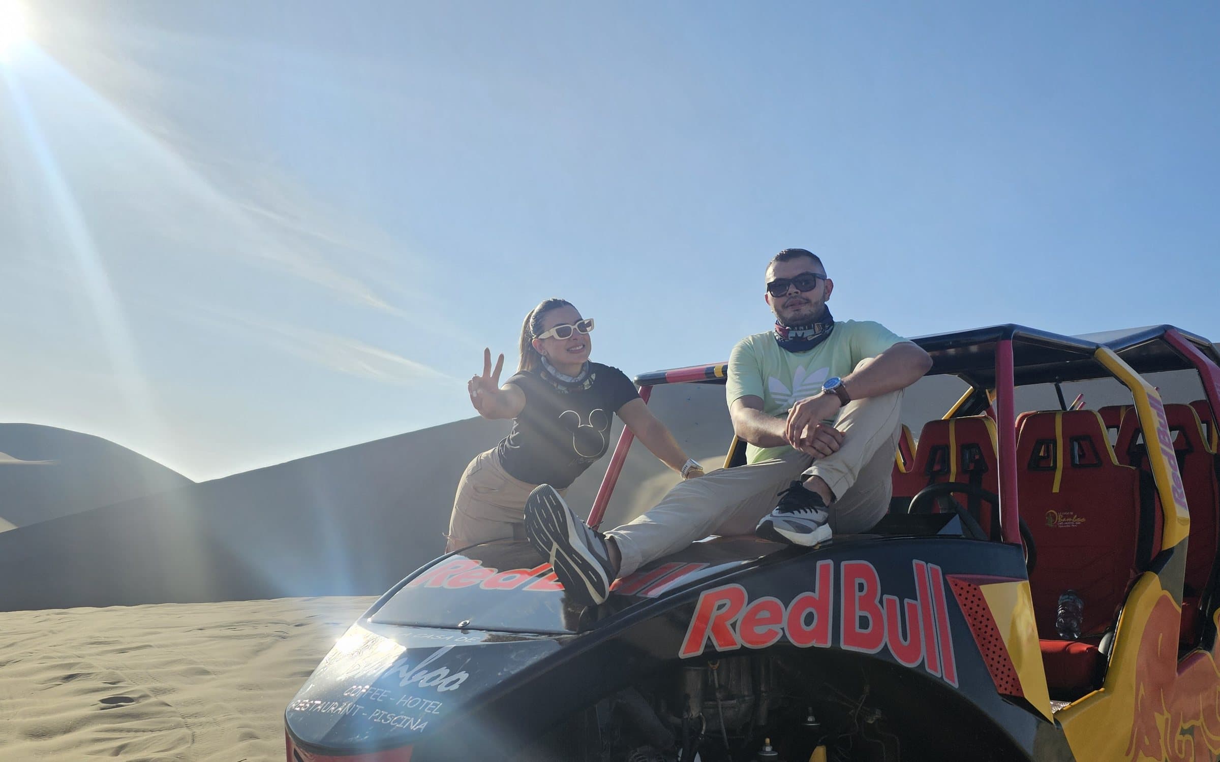 Erwin y su esposa sobre el buggy en las dunas del desierto de Ica, 6 de junio de 2026