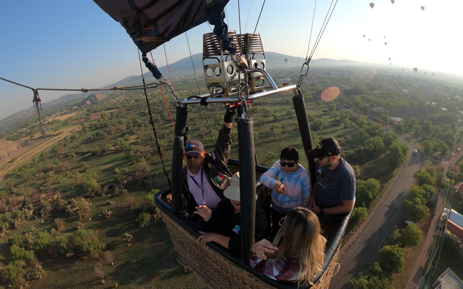Dentro de la canastilla del globo, sobre Teotihuacán, abril de 2023