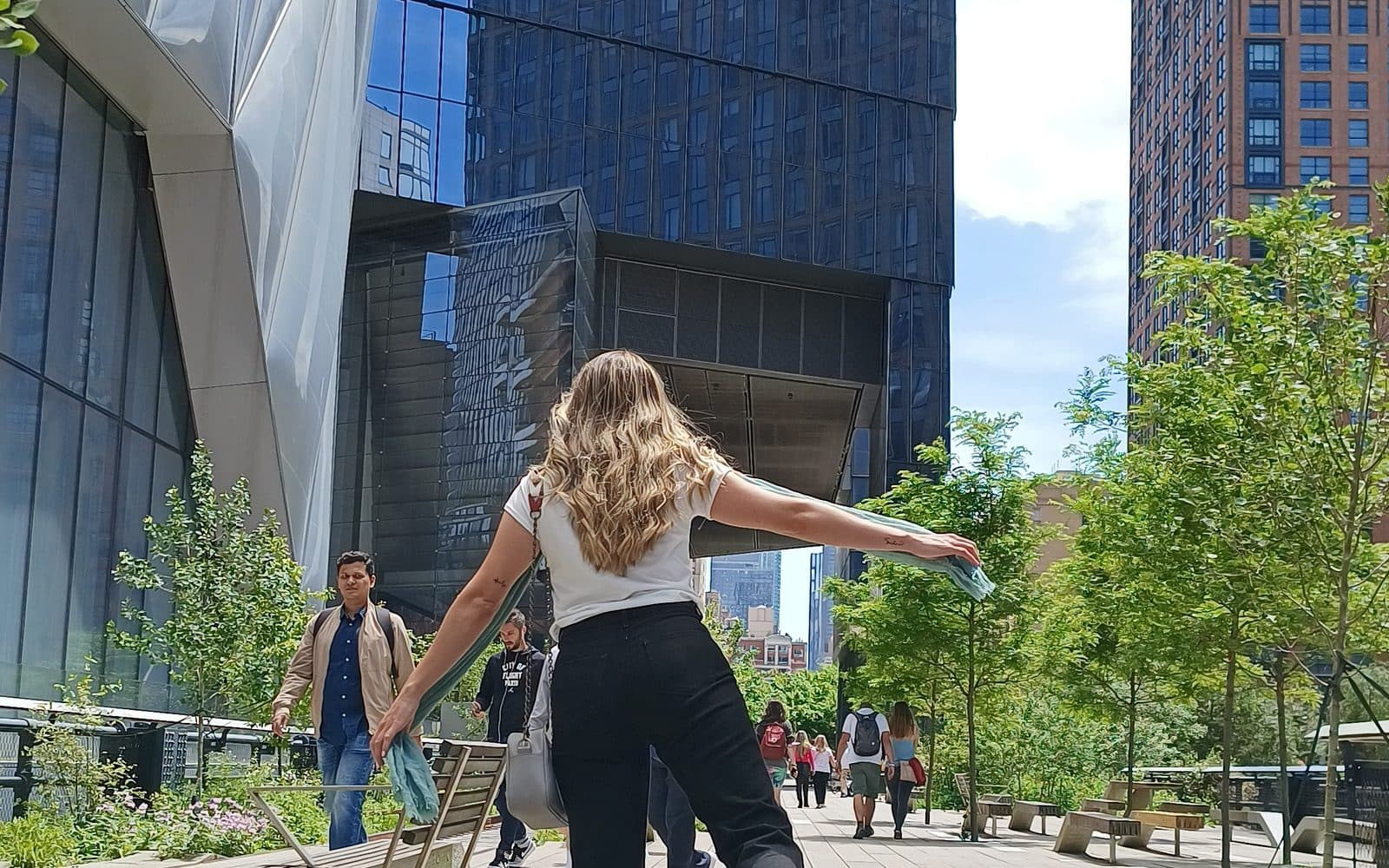 Caminando por el High Line a la altura de Hudson Yards, 26 de mayo de 2022