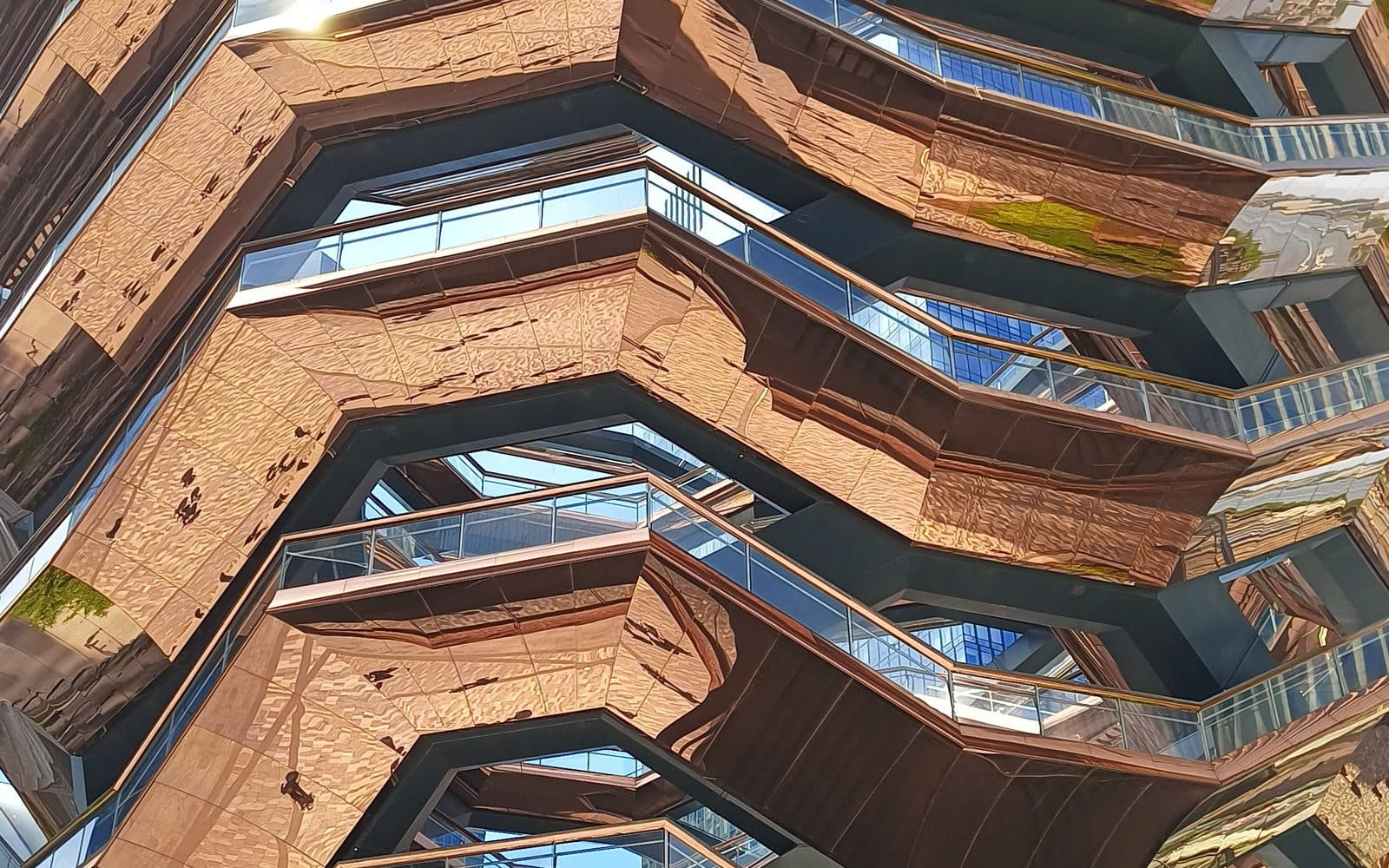 La estructura de The Vessel vista desde abajo, en Hudson Yards, 26 de mayo de 2022