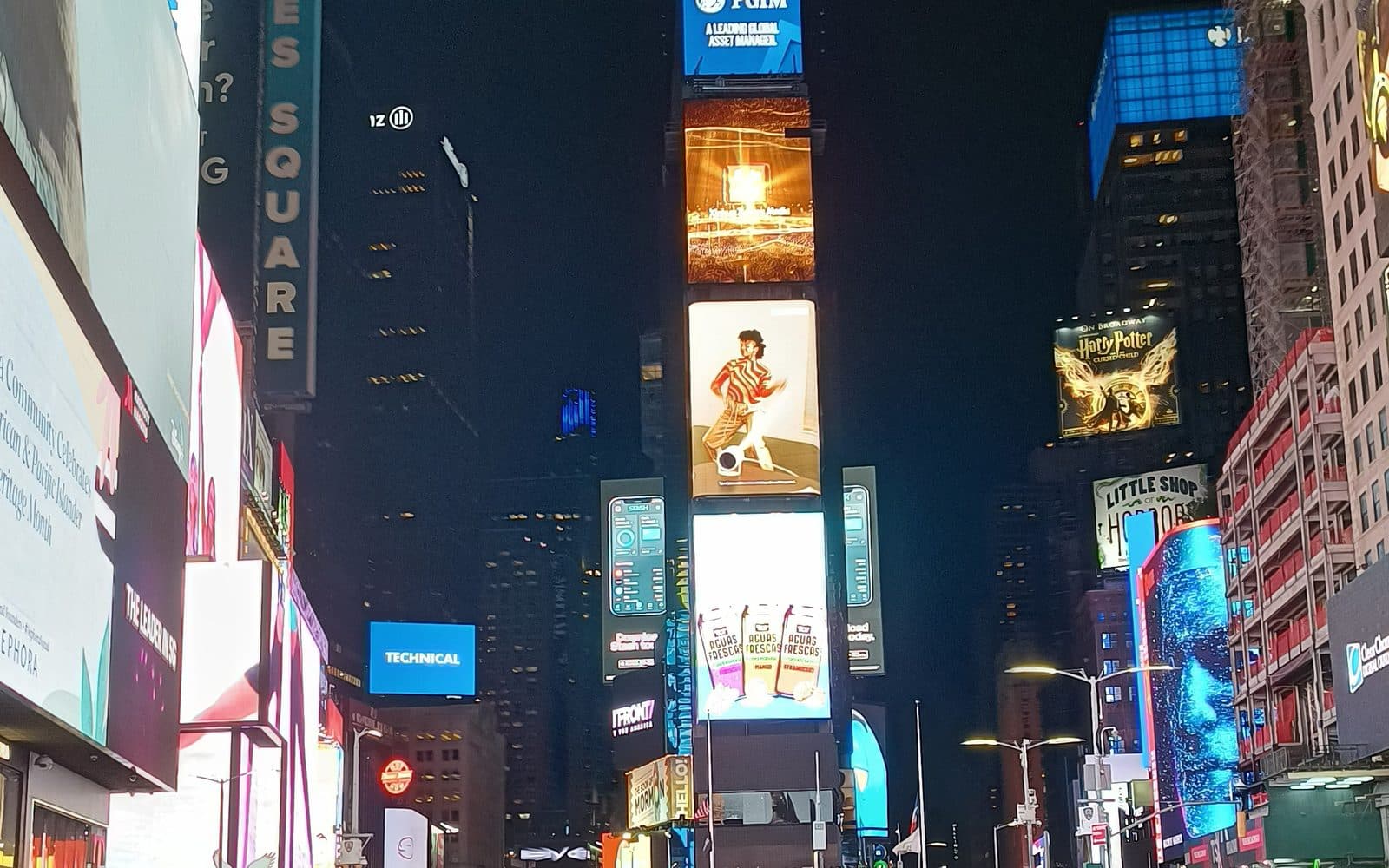 Times Square de noche, con las pantallas encendidas, 28 de mayo de 2022