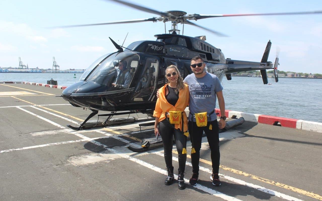 Bajando del helicóptero en el helipuerto del East River, después de volar sobre el Hudson, 27 de mayo de 2022