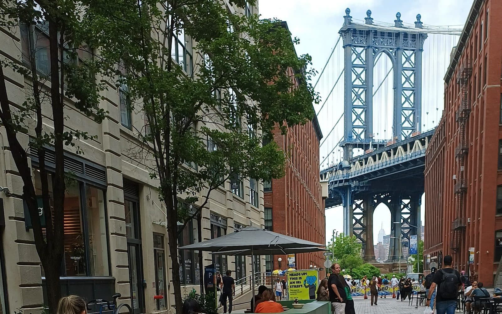 El puente de Manhattan enmarcado entre los edificios de Dumbo, con el Empire State al fondo, 27 de mayo de 2022