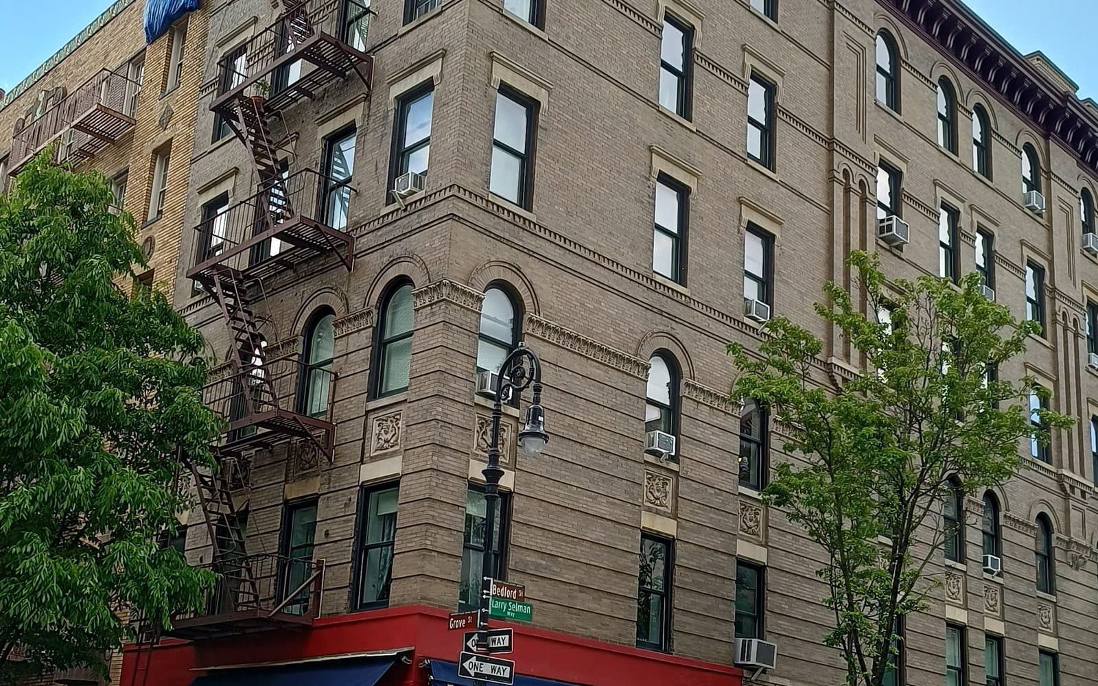 El edificio de la esquina de Grove y Bedford que aparece en la serie Friends, en el West Village, 28 de mayo de 2022