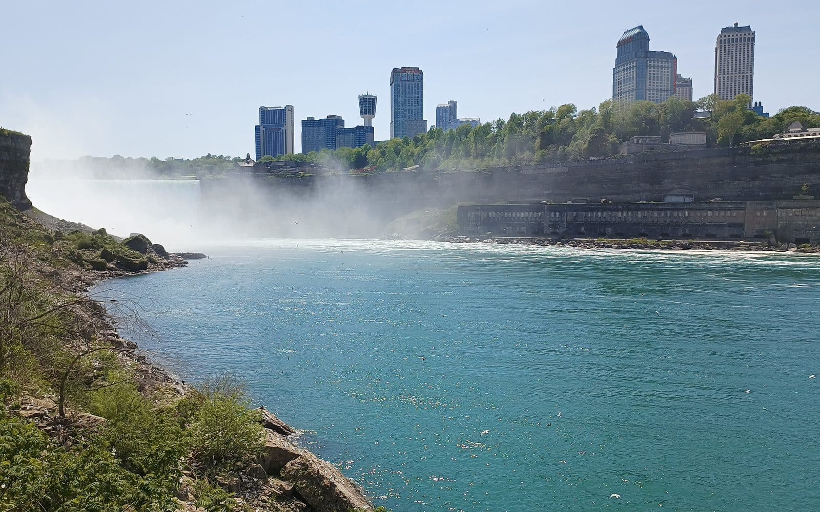 Las Cataratas del Niágara desde el lado americano, con la ciudad canadiense al fondo, 30 de mayo de 2022