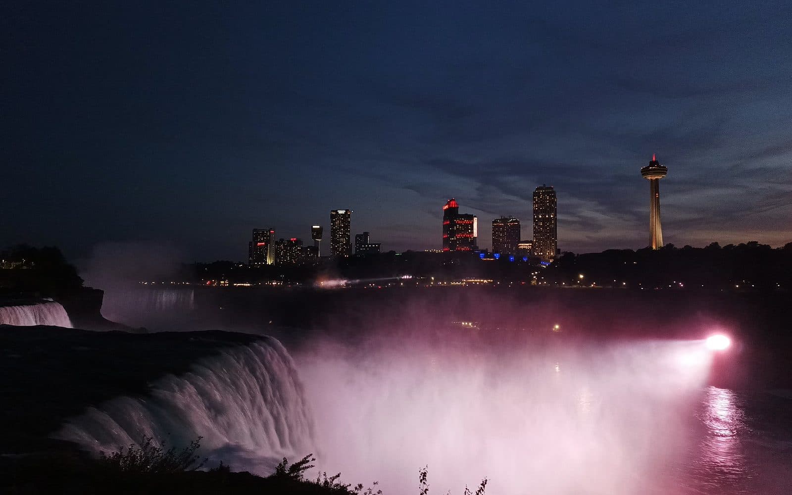 Las cataratas iluminadas de noche, en la visita de las diez, 30 de mayo de 2022