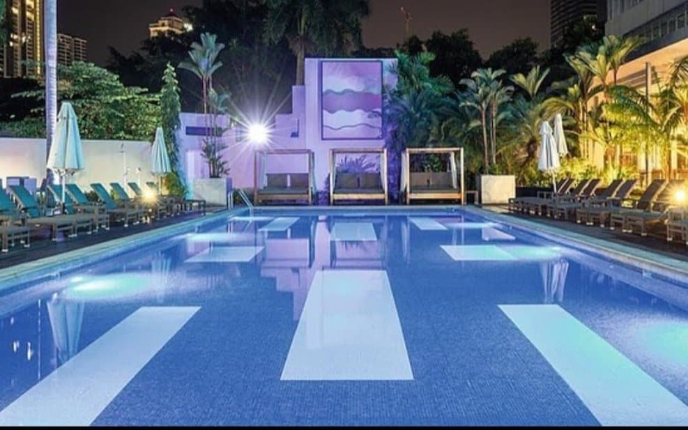 La piscina del RIU Plaza Panamá de noche, noviembre de 2022