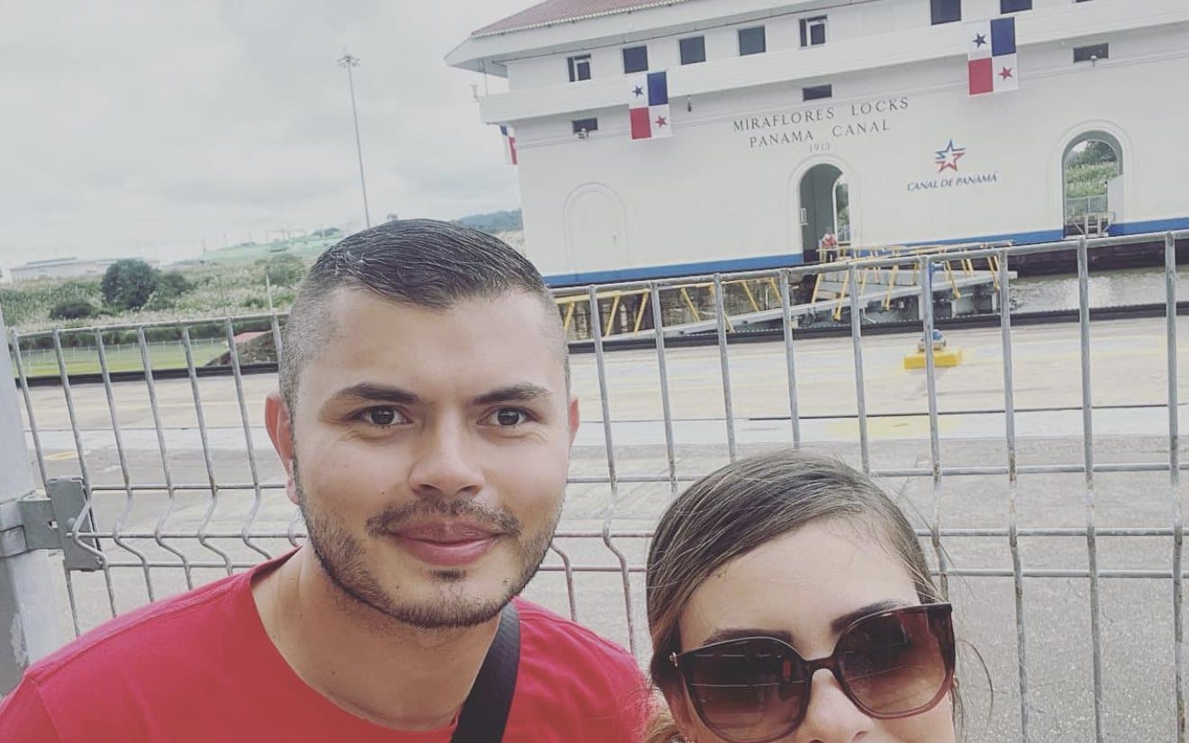 Erwin y su esposa frente al edificio de las esclusas de Miraflores, 6 de noviembre de 2022