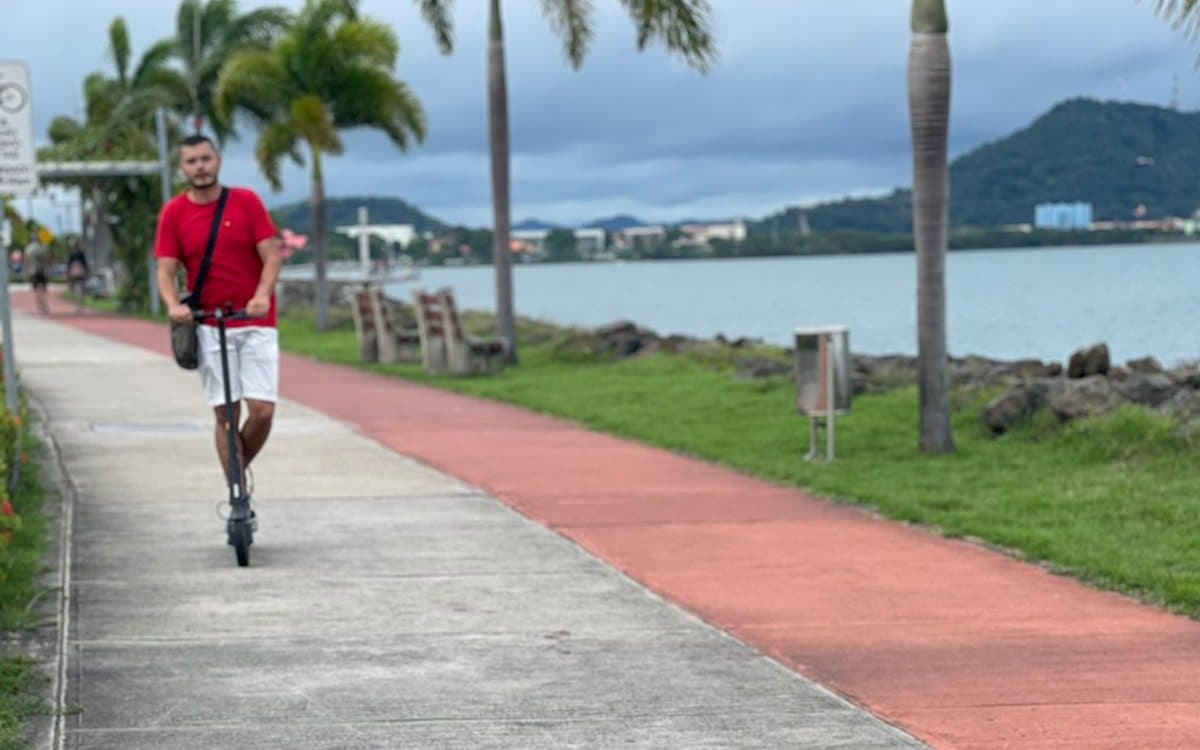 La Calzada de Amador en patineta, con la bahía al fondo, 6 de noviembre de 2022