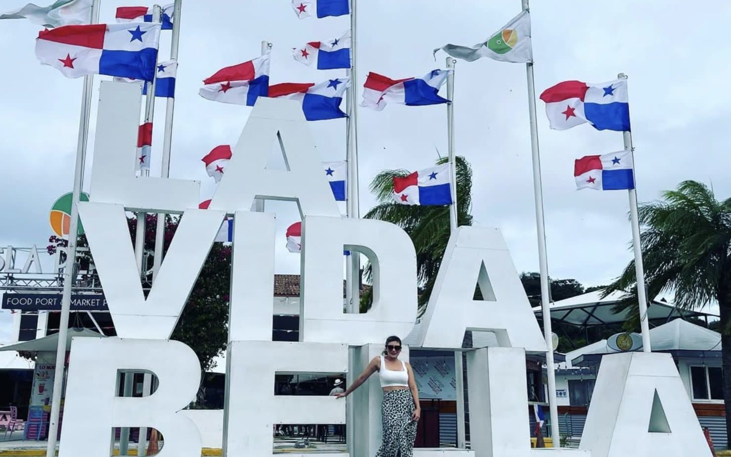 El letrero "La Vida Bella" y las banderas de Panamá en la Calzada de Amador, noviembre de 2022