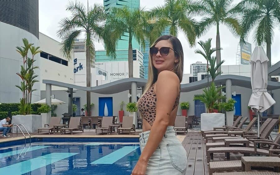 La piscina del RIU Plaza Panamá, con la Torre F&F detrás, 7 de noviembre de 2022