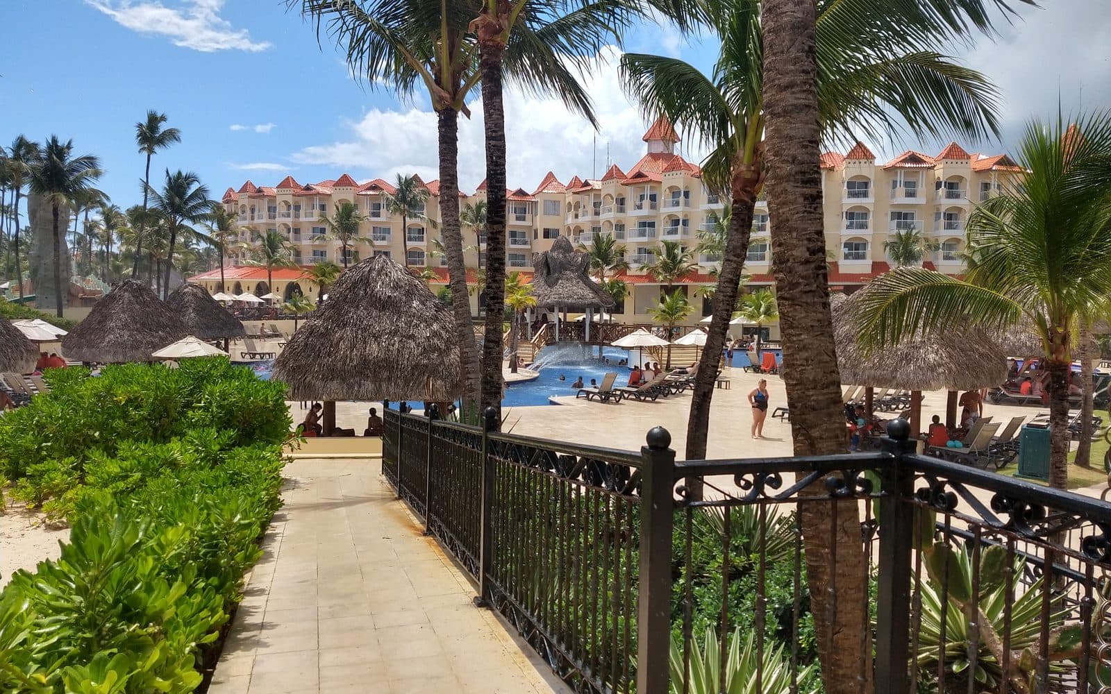 El camino entre la playa y los edificios del hotel todo incluido, agosto de 2021