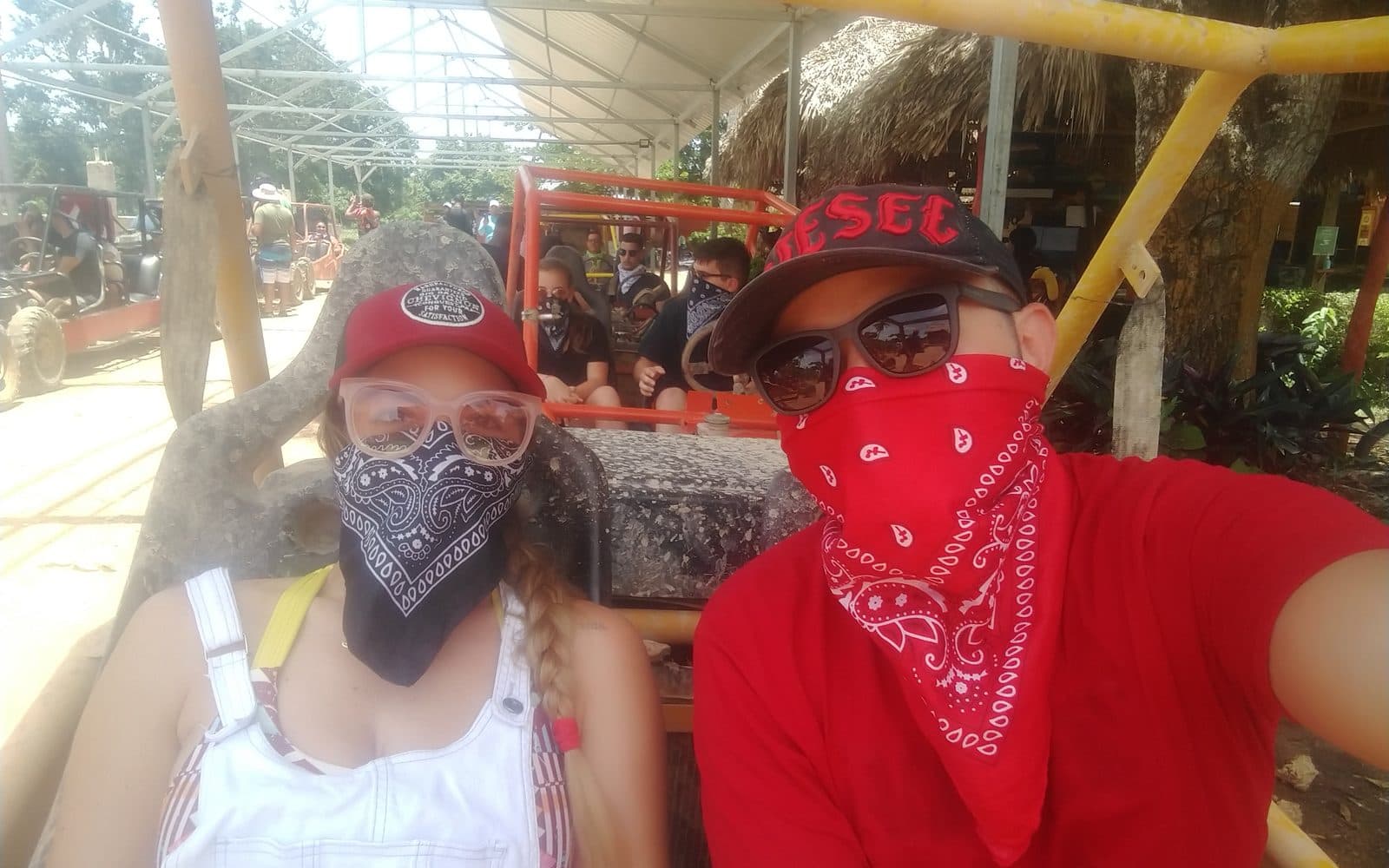 En el buggy, con los pañuelos para el polvo del recorrido, agosto de 2021