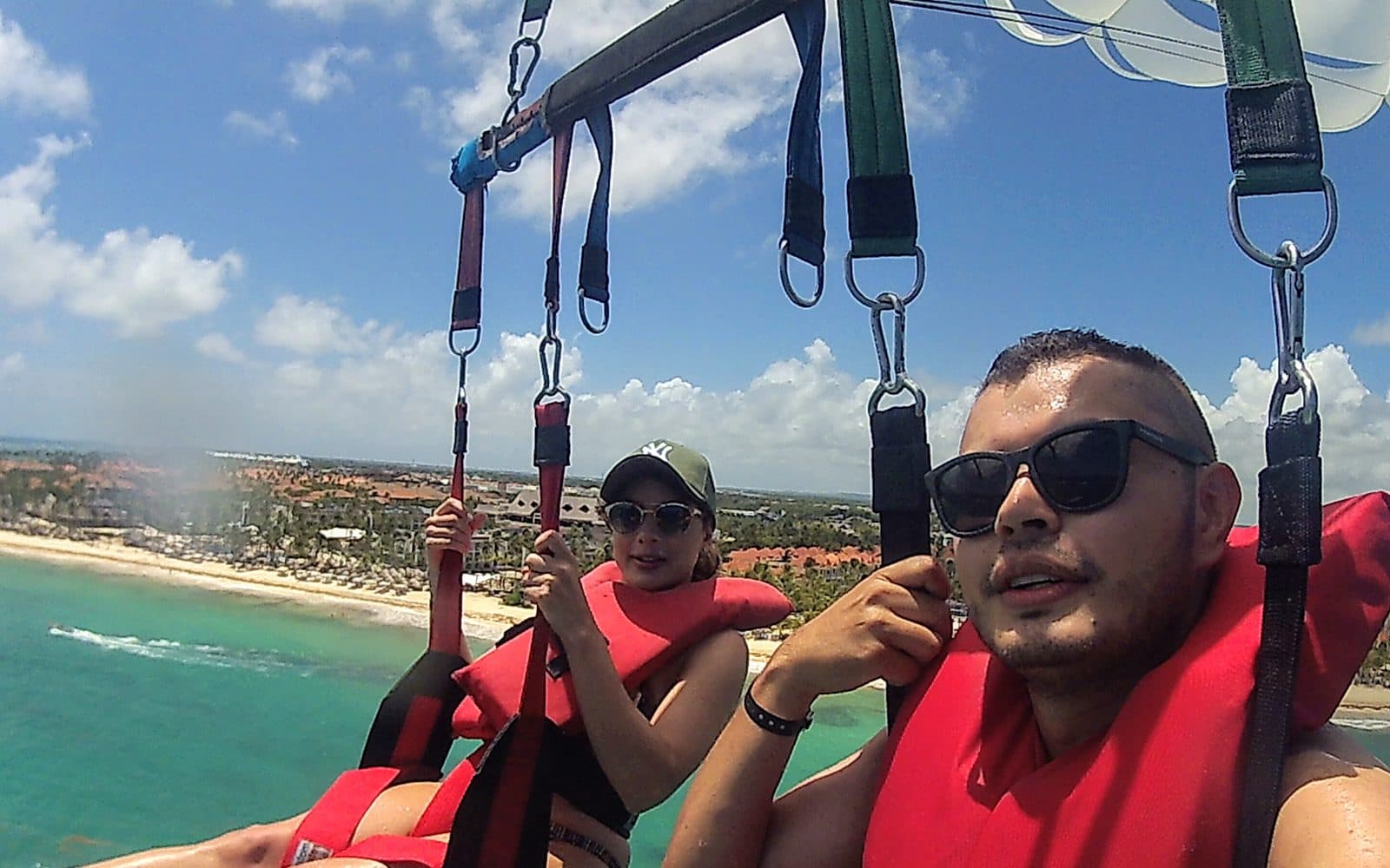 En el parasailing sobre la playa de Bávaro, agosto de 2021