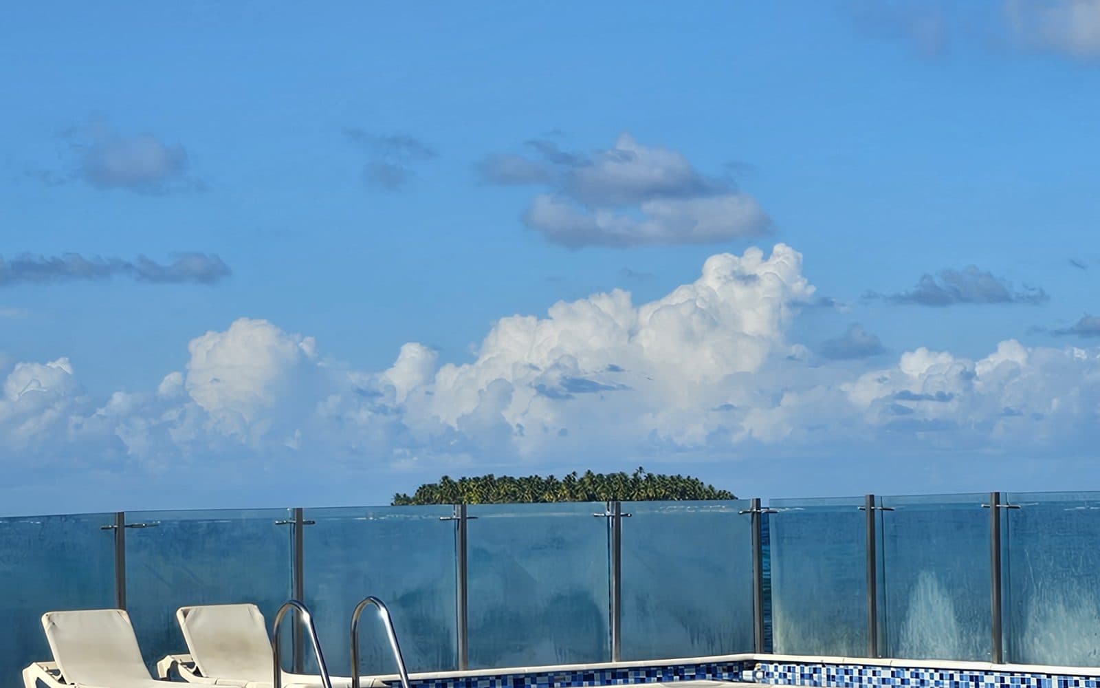 La piscina del hotel todo incluido, frente al mar, abril de 2025