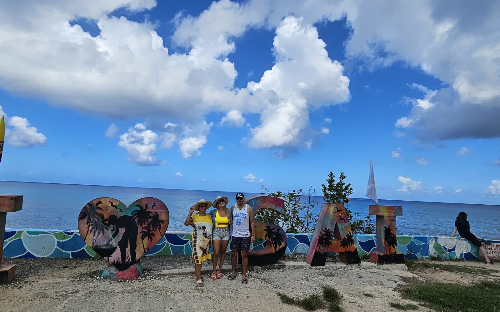 Los puestos de artesanías del centro, junto al mar, abril de 2025