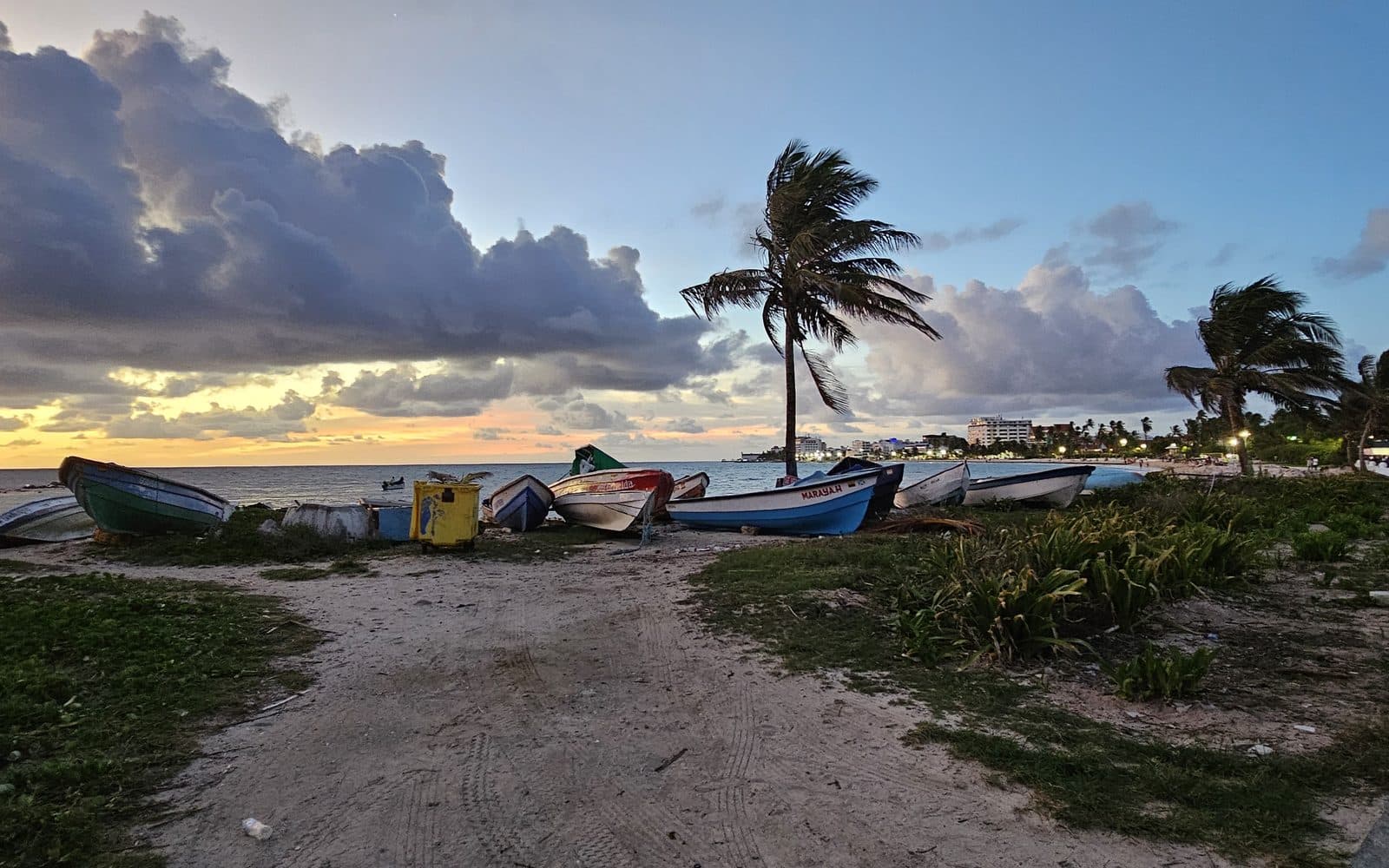 Atardecer en la isla, con las lanchas varadas en la orilla, abril de 2025