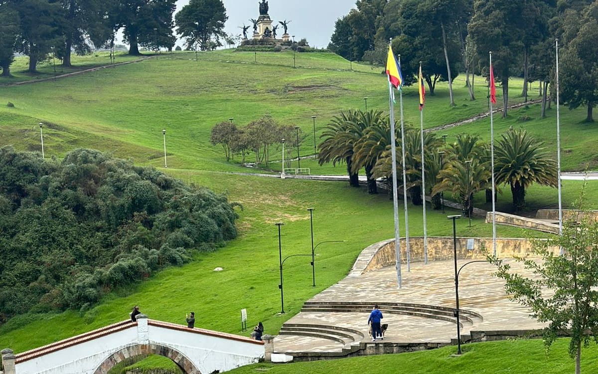 El Puente de Boyacá con el monumento en la colina, las banderas y el puente original sobre el riachuelo, 8 de junio de 2024