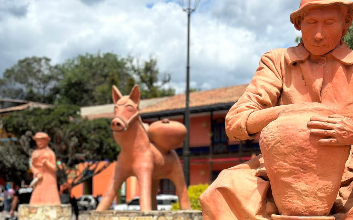 Las esculturas de barro de la plaza de Ráquira: el alfarero, el burro y la campesina, 9 de junio de 2024