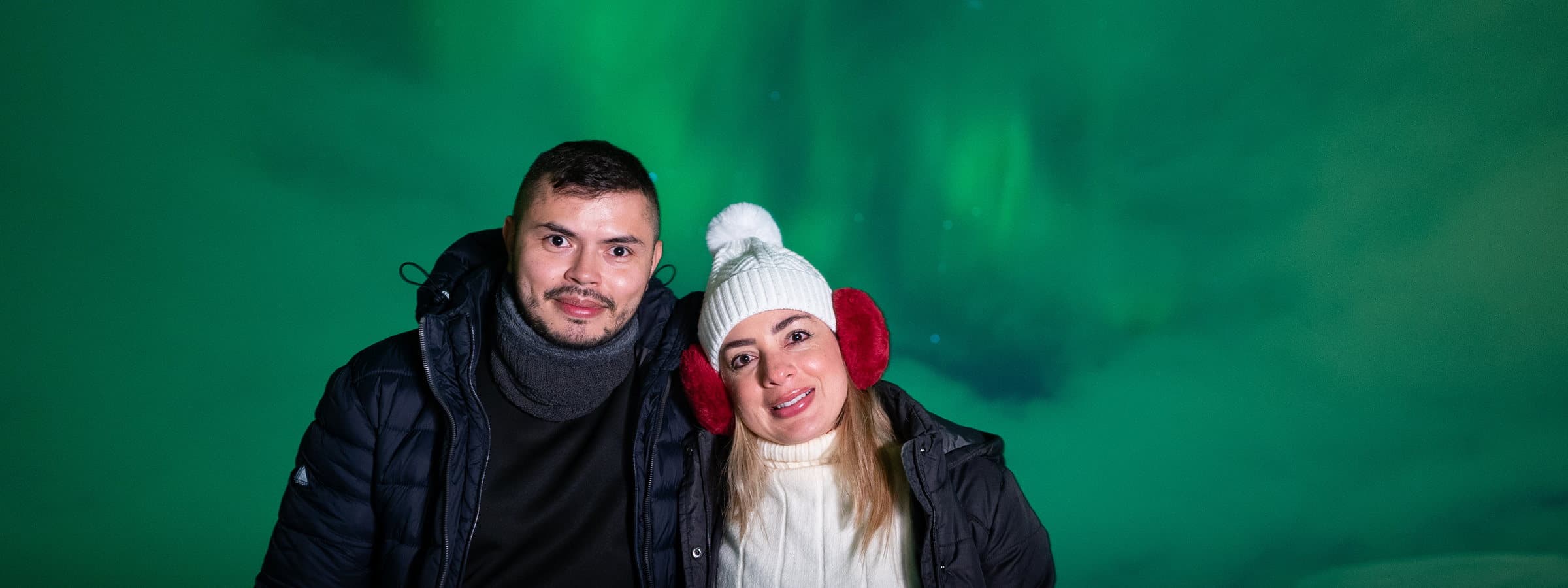 Erwin y su esposa bajo la aurora boreal en Tromsø, Noruega, febrero de 2026