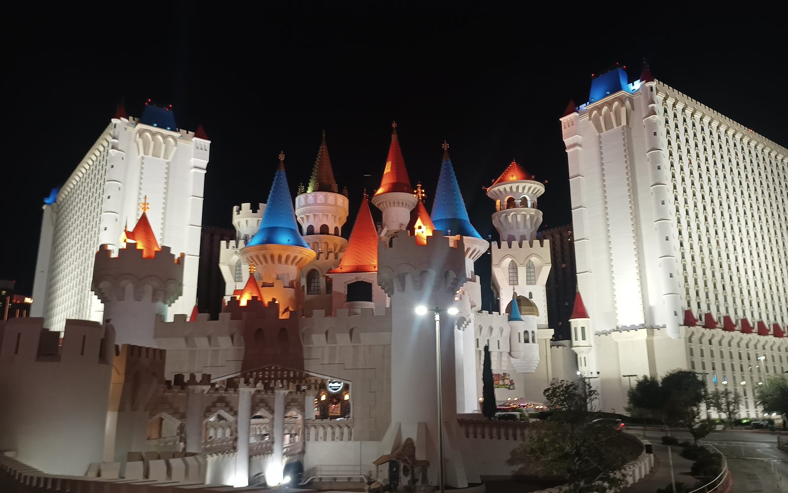 El hotel Excalibur iluminado de noche, sobre el Strip de Las Vegas, noviembre de 2023
