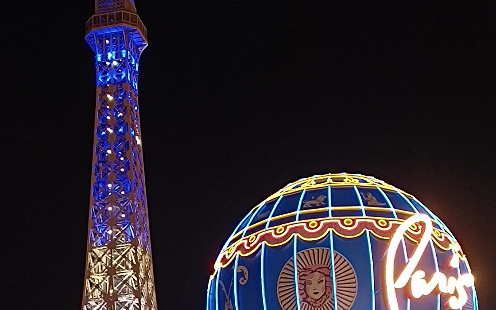 El globo luminoso y la torre Eiffel del Paris Las Vegas de noche, 23 de noviembre de 2023