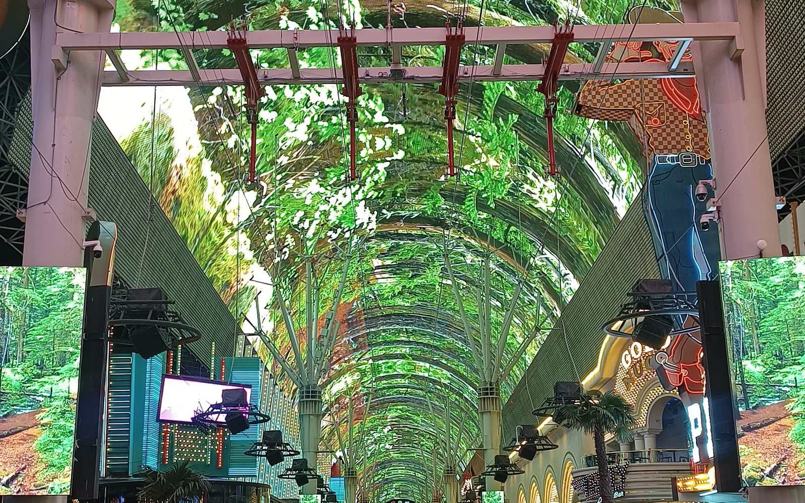 La pantalla del techo de Fremont Street encendida sobre la calle llena, 23 de noviembre de 2023