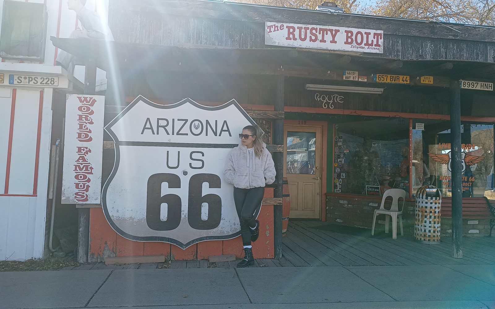 El parador The Rusty Bolt con el escudo de la ruta 66 de Arizona, camino al Gran Cañón, 25 de noviembre de 2023