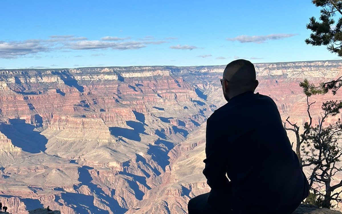 El Gran Cañón desde el South Rim, con una persona sentada en el borde, 25 de noviembre de 2023