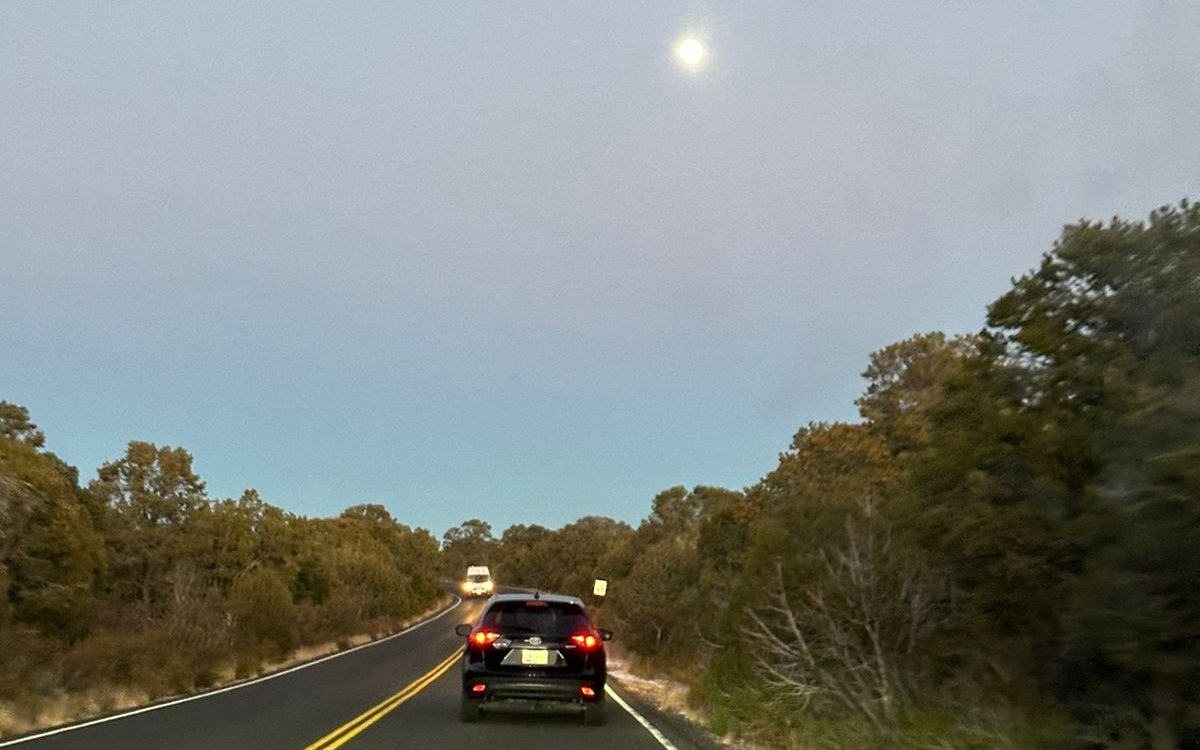 La carretera de Arizona al anochecer, con la luna alta, camino del Gran Cañón a Page, 25 de noviembre de 2023