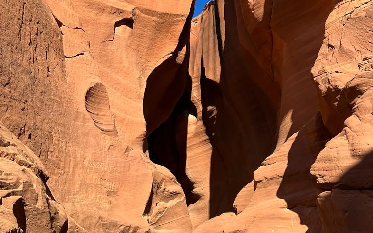 La entrada del Cañón del Antílope vista desde arriba, en Page, Arizona, 26 de noviembre de 2023