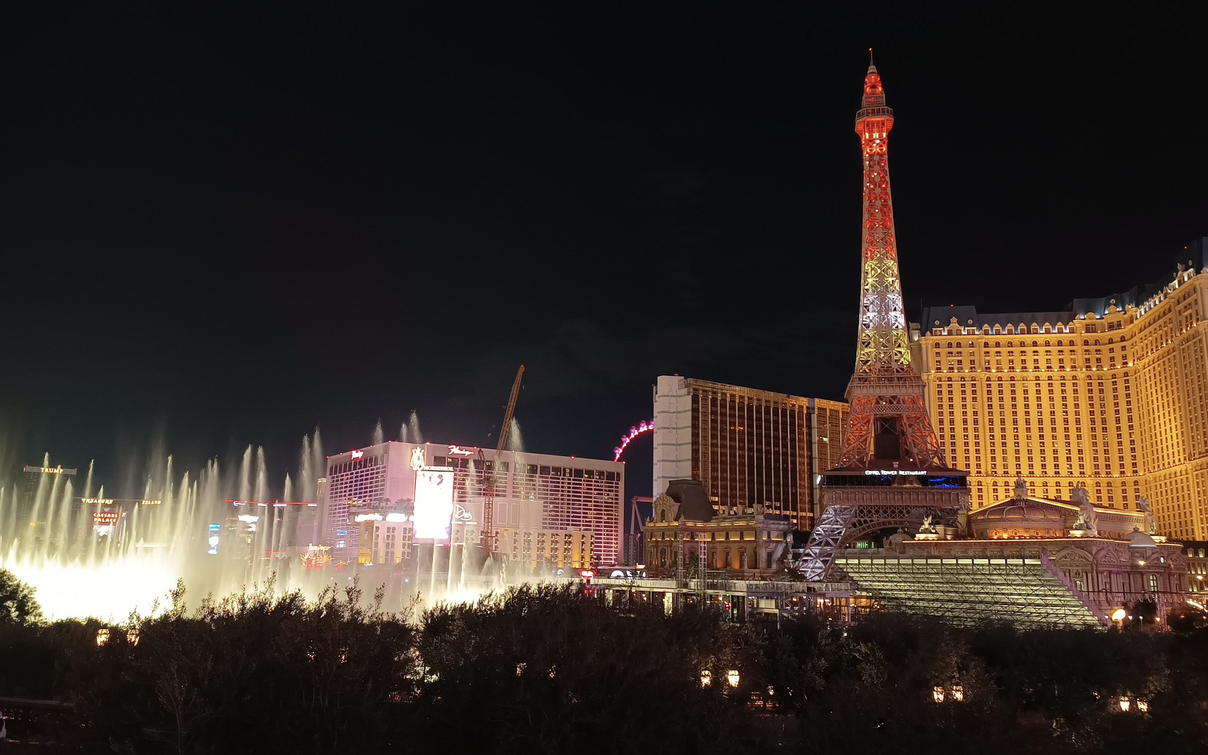 Las fuentes del Bellagio y el Strip de noche, con la torre Eiffel del Paris Las Vegas al fondo, 24 de noviembre de 2023